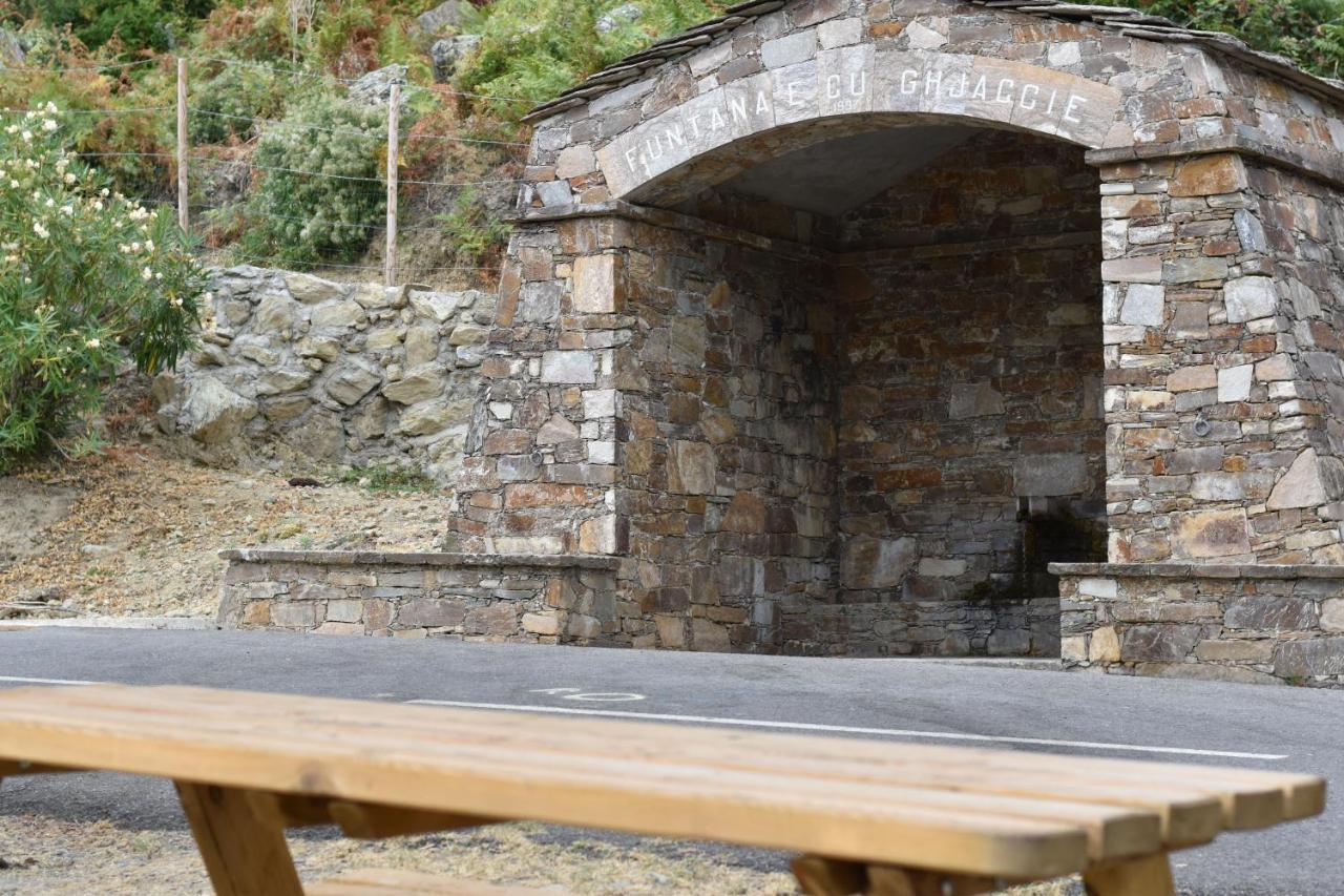 Maison de village avec vue sur les montagnes Bigorno Extérieur photo